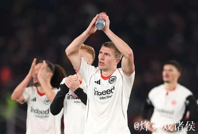 法兰克福后卫:巴萨的比赛风格非常大胆,你会欣 法兰克福后卫:巴萨的比赛风格非常大胆,你会欣