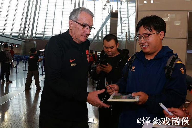 国足星夜抵达雅加达 客战印尼主力框架已形成